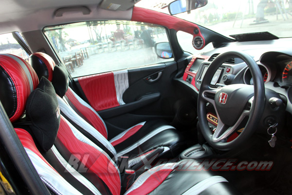 Jok dibalut dengan lapisan kulit berwarna senada dengan seluruh kabin