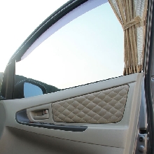 Door trim dan tirai dibuat dengan warna senada