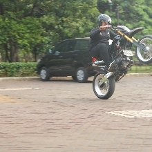 Aksi Ferdhy dengan motornya