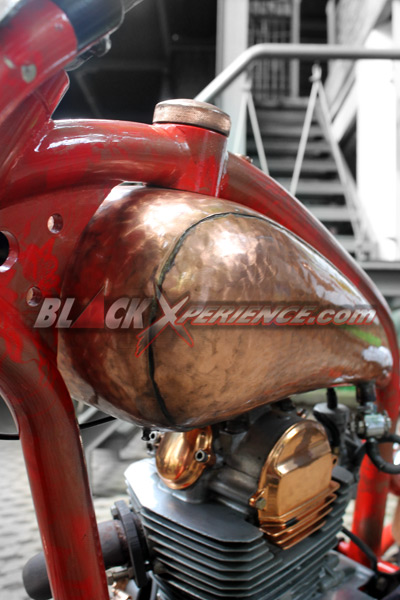 Binter Merzy Old School Tampil Nyentrik Tanpa Kabel