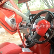 Ruang kabin dominasi merah, ciri khas racing style