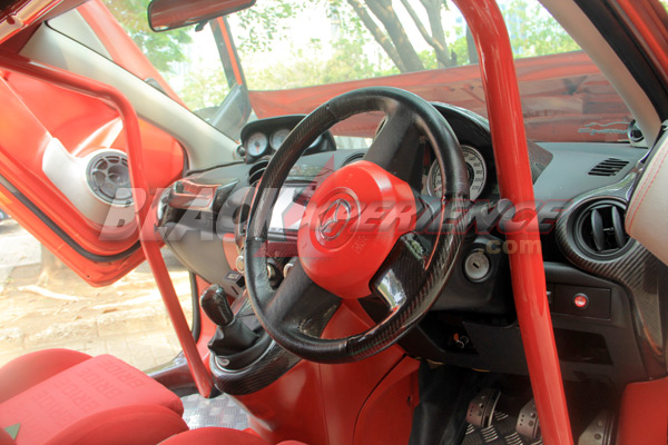 Ruang kabin dominasi merah, ciri khas racing style