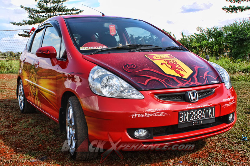 Dominasi warna merah membalur sekujur body Jazz