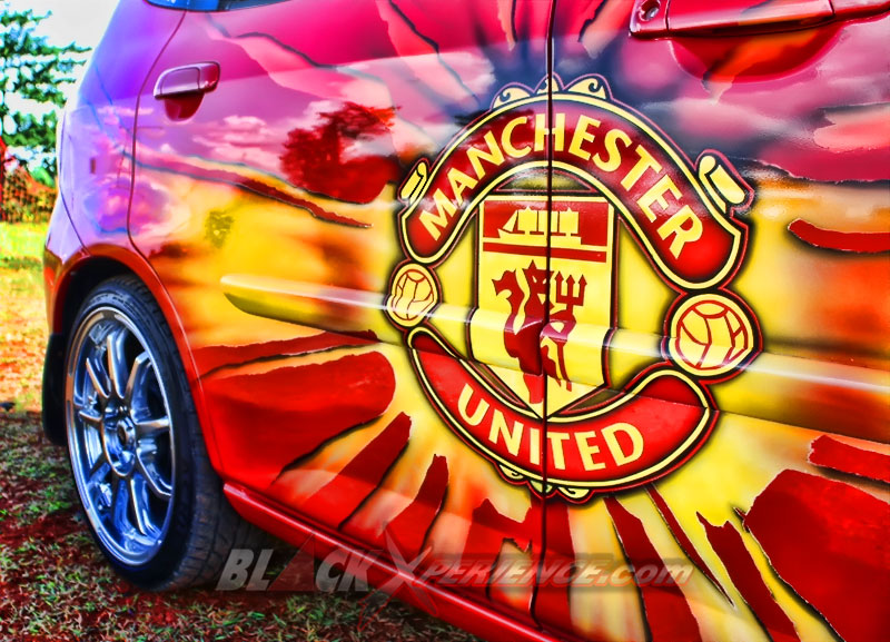 Logo MU nampak begitu 'hidup' pada sisi pintu sebelah kanan