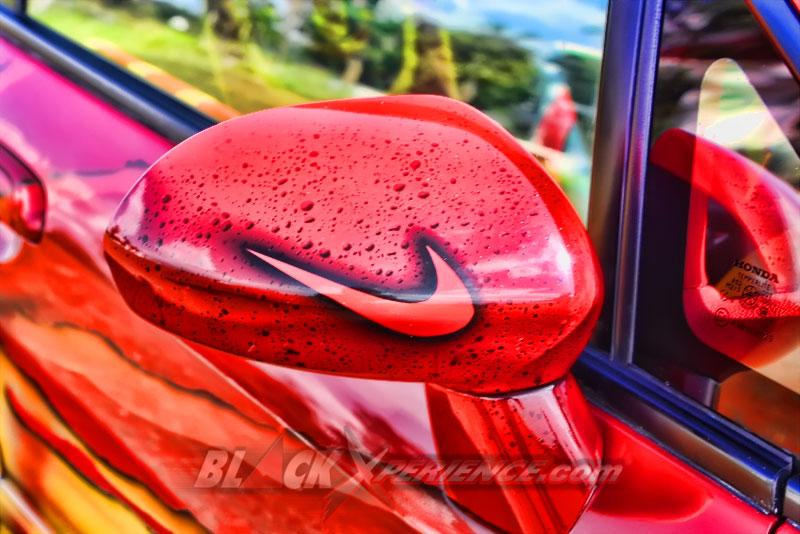 Spion diberi aksen menyerupai lambang 'Nike'