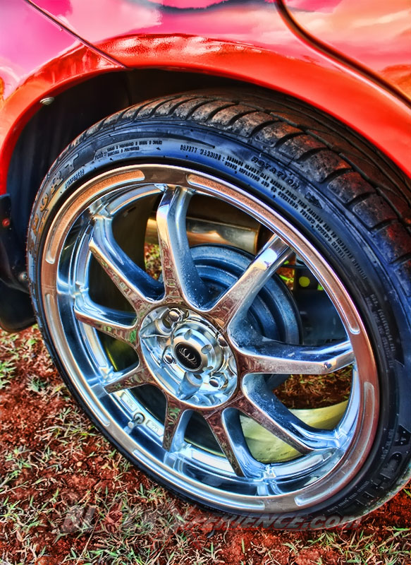 Velg Vip Status berkelir krom Jadi andalan di bagian kaki-kaki