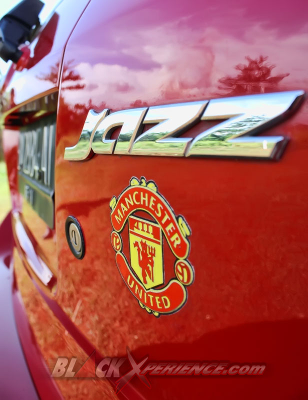 Logo MU tepat dibawah emblem Jazz pada bagasi belakang
