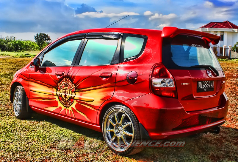 Spoiler atap turut mendongkrak tampilan sporty