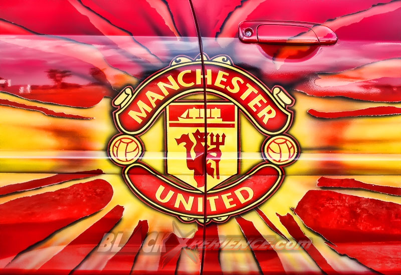 Logo MU di pintu yang membuat nampak begitu mencolok