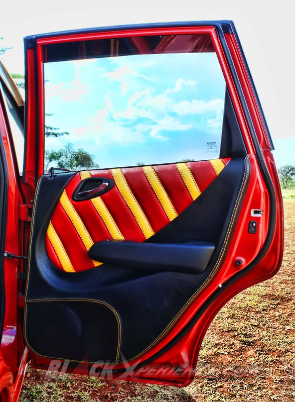 Trim pintu dipilih berwarna senada kombinasi merah, kuning, dan hitam buah kreasi Padi