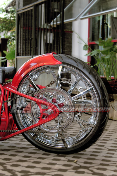 Narrow Minded, Si Merah Bergaya Pro Street