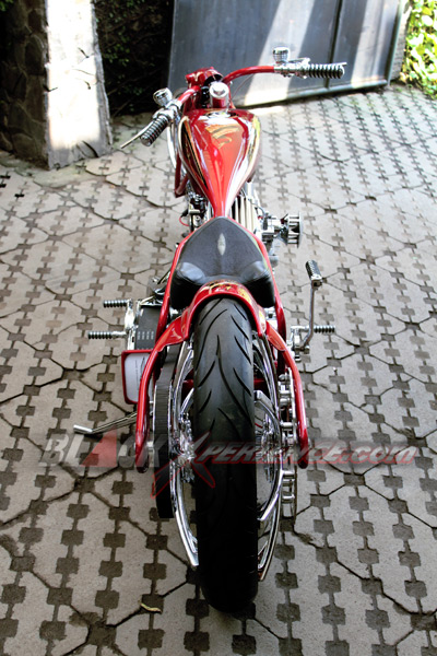 Narrow Minded, Si Merah Bergaya Pro Street