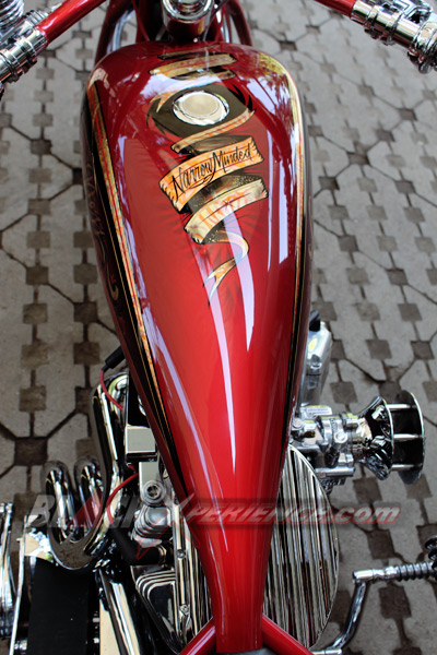 Narrow Minded, Si Merah Bergaya Pro Street