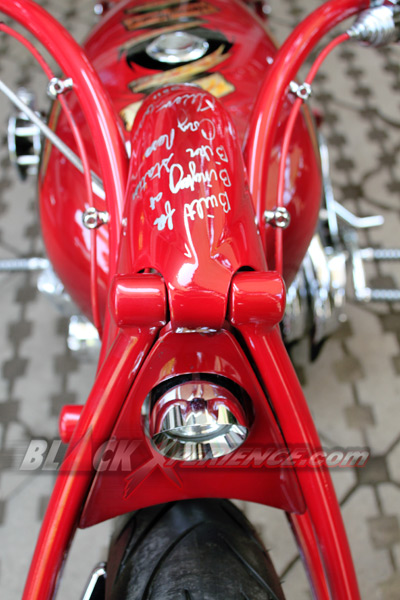 Narrow Minded, Si Merah Bergaya Pro Street