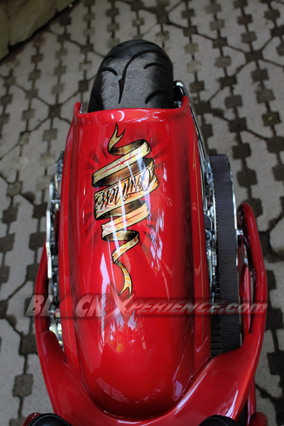 Narrow Minded, Si Merah Bergaya Pro Street