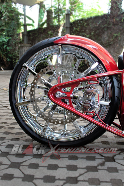 Narrow Minded, Si Merah Bergaya Pro Street
