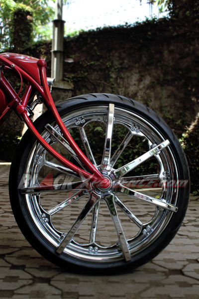 Narrow Minded, Si Merah Bergaya Pro Street