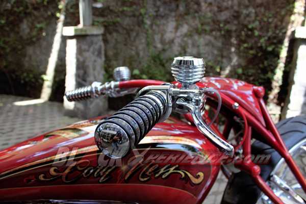 Narrow Minded, Si Merah Bergaya Pro Street