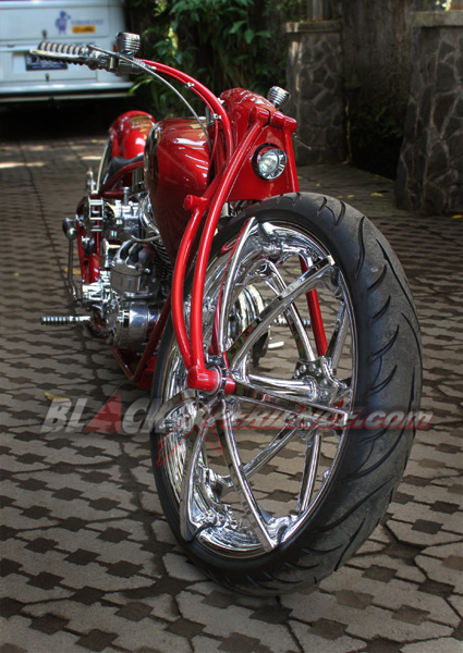 Narrow Minded, Si Merah Bergaya Pro Street