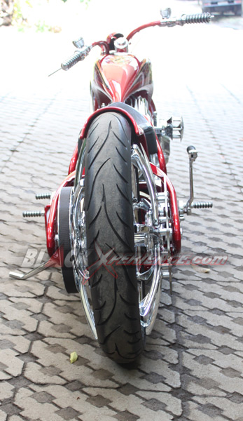 Narrow Minded, Si Merah Bergaya Pro Street