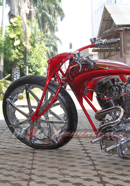Narrow Minded, Si Merah Bergaya Pro Street