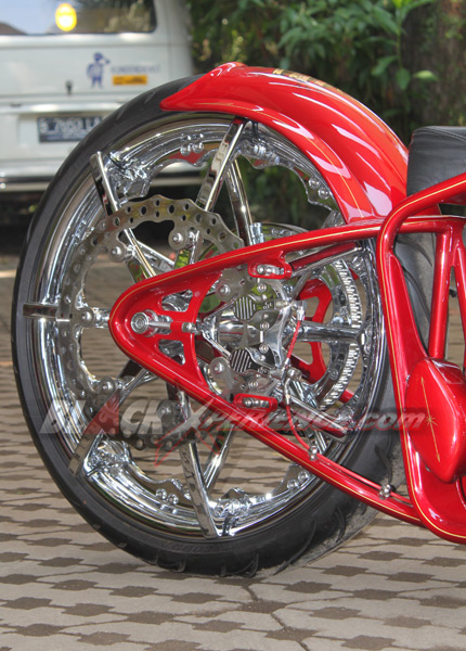 Narrow Minded, Si Merah Bergaya Pro Street