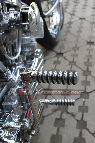 Narrow Minded, Si Merah Bergaya Pro Street