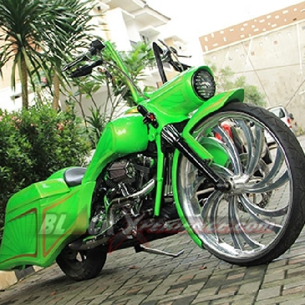 H-D Roadking 2005 Green Goblin Chicano Style