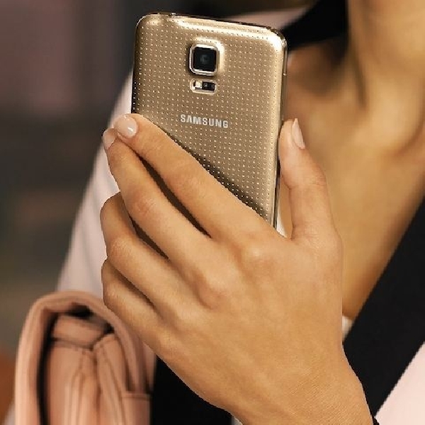 Samsung Galaxy S5 emas dipasarkan mulai akhir Mei