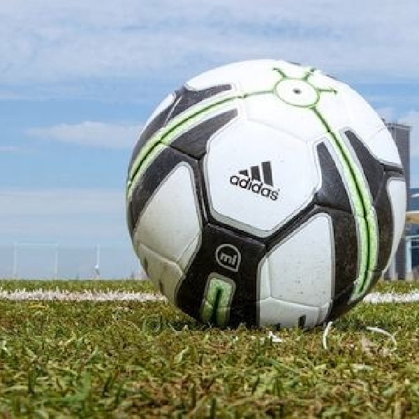 Bermain dengan bola Adidas miCoach Smart Ball