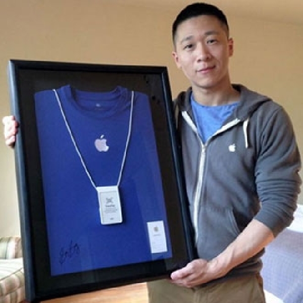 Mantan Pegawai Apple Bernama Sam Sung Lelang ID card nya lewat situs eBay