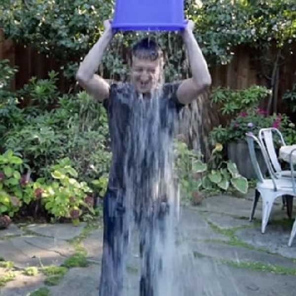Bill Gates Jawab Tantangan Ice Bucket Challenge dari Mark Zuckerberg