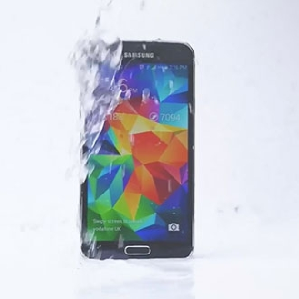 Lumia 930 dan HTC One M8 Ikut Tantangan Ice Bucket Challenge