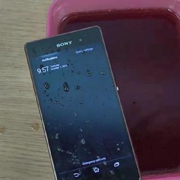 Sony Xperia Z3 Taklukkan Air Soda dan Selai Coklat